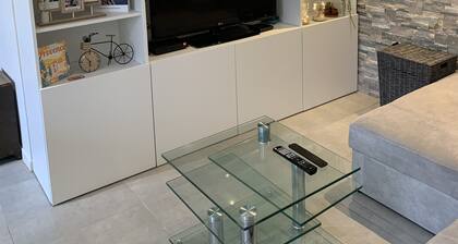 Ce Logement Familial est Proche de Toutes Commodités et Sites Touristiques