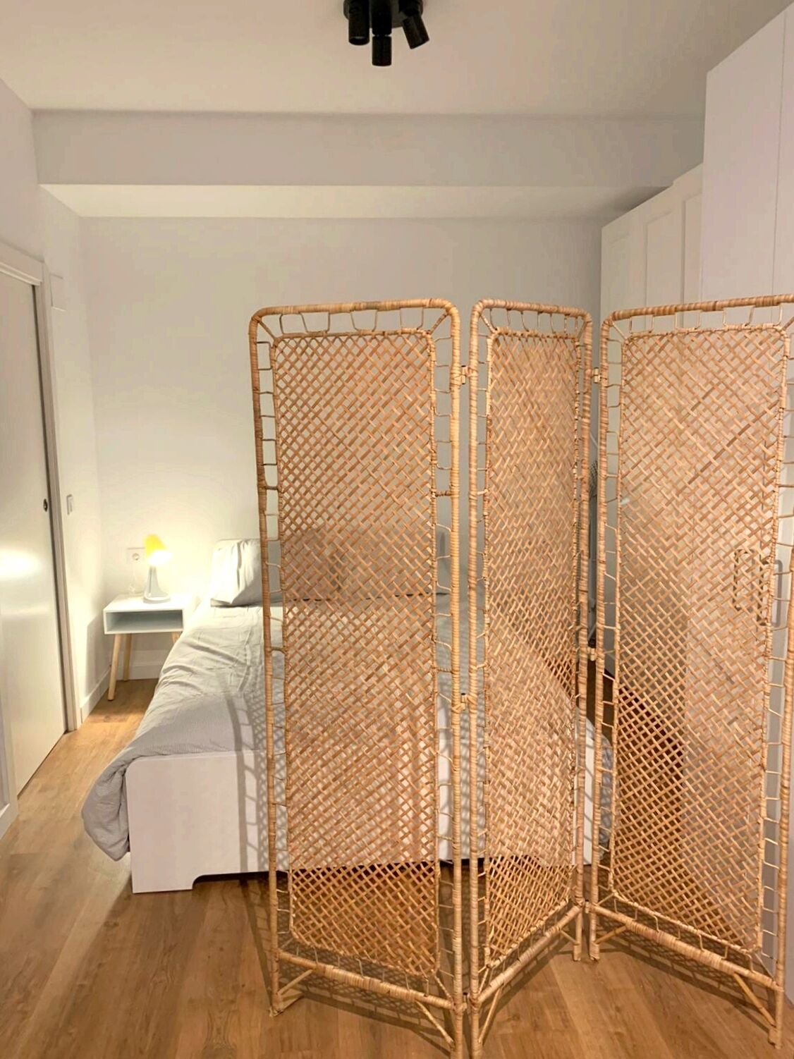 Tabla de planchar con plancha, wifi y ropa de cama 