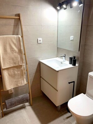 Doccia, asciugacapelli, bidet, asciugamani