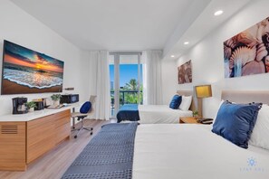 2 habitaciones, escritorio y tabla de planchar con plancha