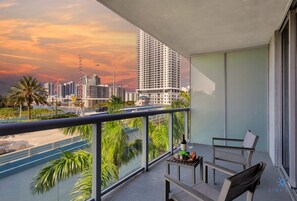 Property grounds - Amaizing Pool + Gym | Modern Resort w/Balcony (Hallandale Beach)