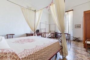 A bedroom with a four-poster bed, a desk, and chairs. - 3728 Villa Donna Linda by Barbarhouse (Taviano)