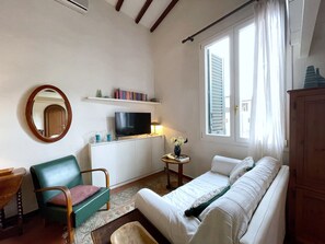 Smart TV, books - SMALL COMFORTABLE TOP FLOOR APARTMENT W/ TERRACE IN THE HISTORICAL CENTER (Firenze)