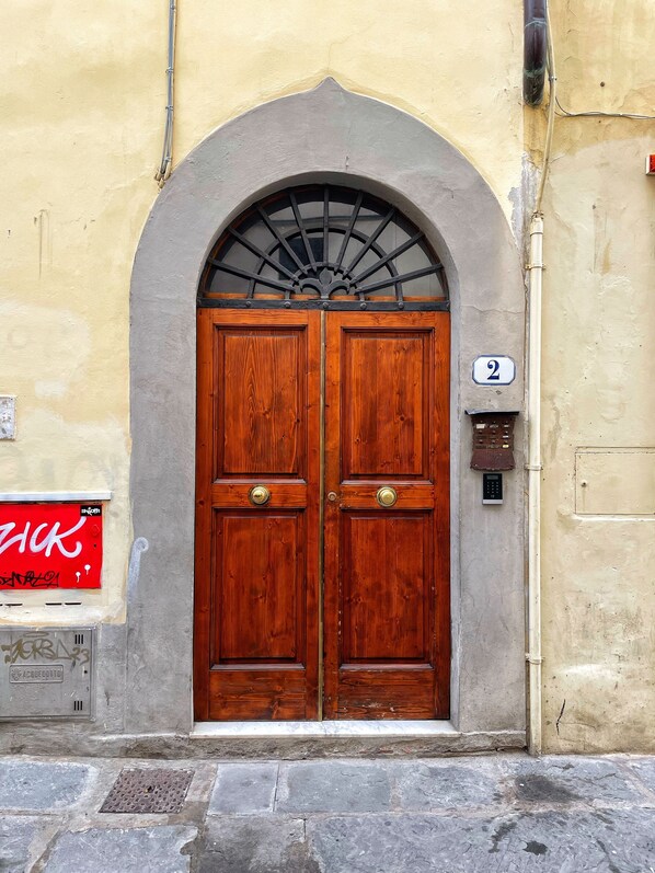 Exterior detail - SMALL COMFORTABLE TOP FLOOR APARTMENT W/ TERRACE IN THE HISTORICAL CENTER (Firenze)