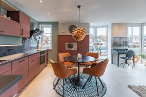 Réfrigérateur, micro-ondes, four, plaque de cuisson