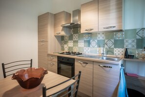 Fridge, oven, stovetop, coffee/tea maker - Appartamento in Zona Tranquilla (Roma)