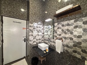 Een regendouche, gratis toiletartikelen, een bidet, handdoeken