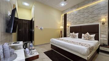 Desk, soundproofing, free WiFi, bed sheets