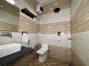 Rainfall showerhead, free toiletries, bidet, towels