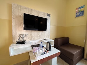 Desk, soundproofing, free WiFi, bed sheets