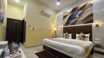 Habitación Deluxe doble, vistas a la ciudad | Escritorio, sistema de insonorización, wifi gratis y ropa de cama