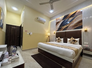 Quarto casal luxo, vista para a cidade | Escrivaninha, quartos à prova de som, Wi-Fi de cortesia, roupa de cama