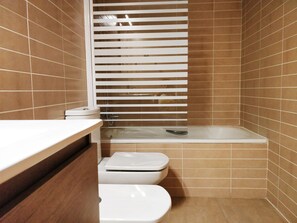 Douche, sèche-cheveux, bidet, serviettes fournies