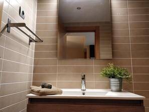 Shower, hair dryer, bidet, towels - Mazi Apartments Terrace (Mataró)