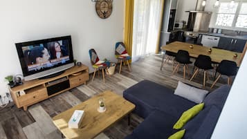 Een televisie, een tafeltennistafel, boeken en een stereo