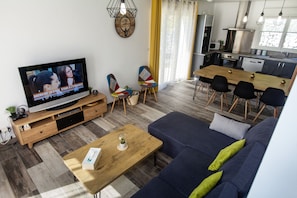 Televisio, pöytätennispöytä, kirjoja, stereot