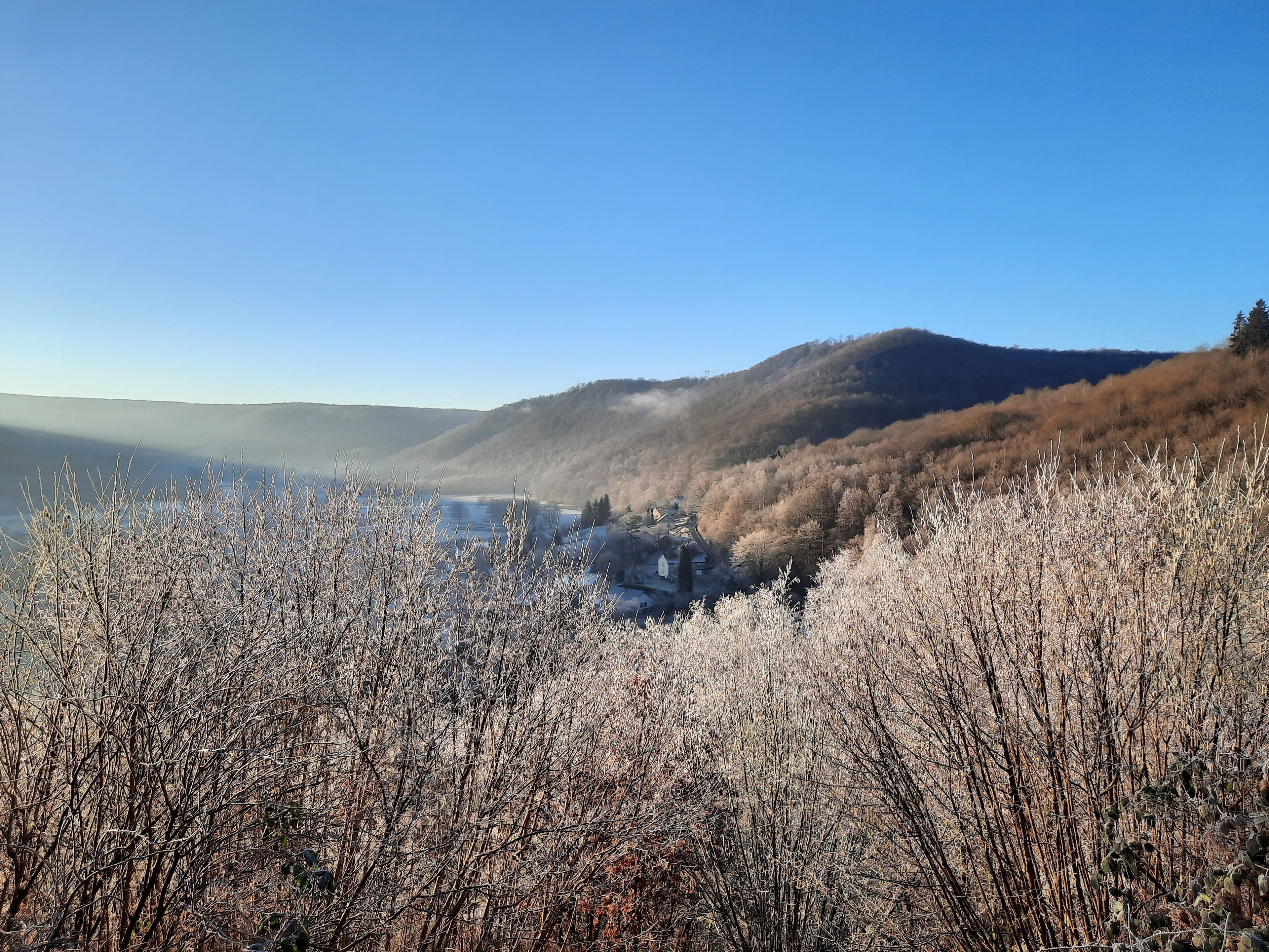 Un paysage montagneux sous un ciel dégagé.