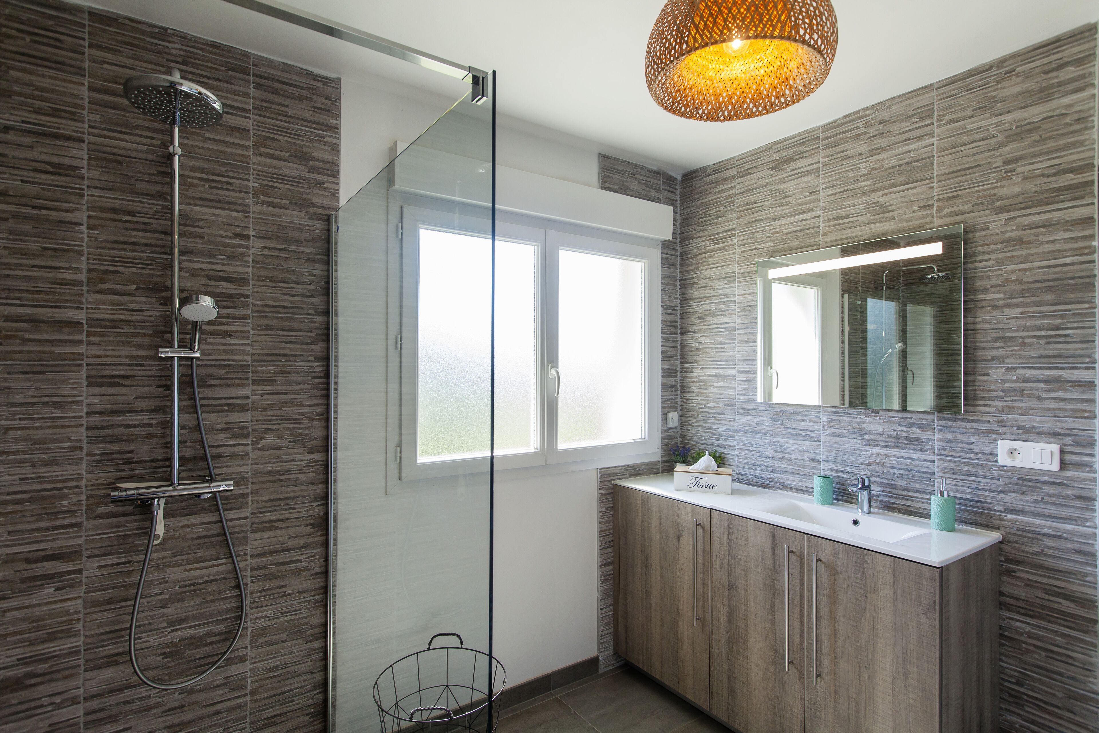 Douche, sèche-cheveux, serviettes fournies, savon