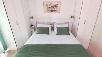 1 habitación, escritorio, tabla de planchar con plancha y cuna de viaje