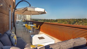 Outdoor dining - Landing | Beautiful Studio, Clubhouse (Denver)