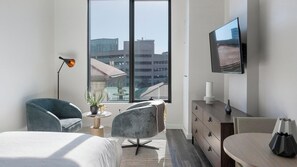 Skrivebord, strykejern/-brett, wi-fi og sengetøy