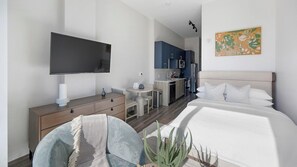 Skrivebord, strykejern/-brett, wi-fi og sengetøy