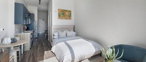Escritorio, tabla de planchar con plancha, wifi y ropa de cama