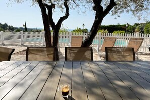 تناول الطعام بالخارج