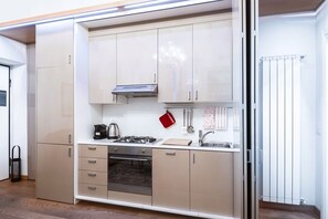 Een koelkast, een oven, een kookplaat, een vaatwasser