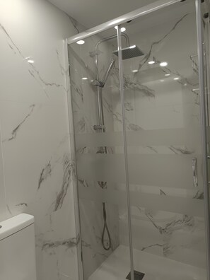 Dusche, Haartrockner, Bidet, HandtĂŒcher