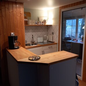 Kühlschrank, Ofen, Wasserkocher mit Kaffee-/Teezubehör, Toaster