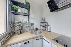 Microwave, stovetop, cookware/dishes/utensils