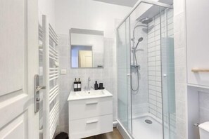 Sèche-cheveux, serviettes fournies, savon, shampoing