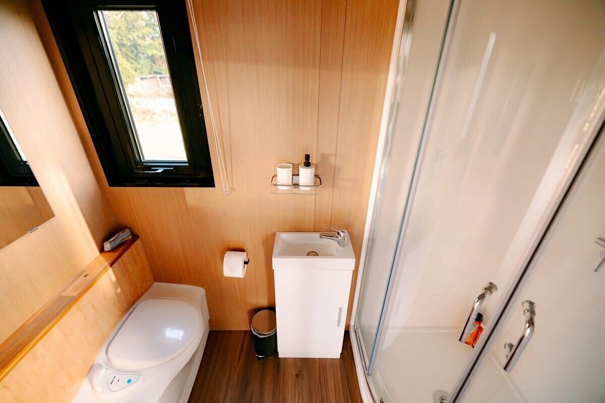 Shower, hair dryer, towels, shampoo