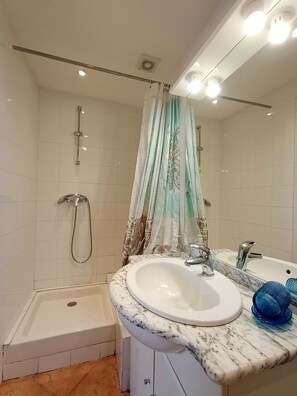Dusche, Haartrockner, Handtücher, Toilettenpapier