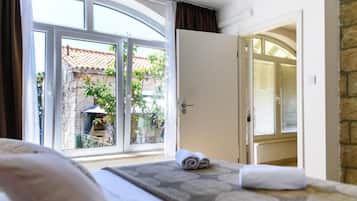 2 bedrooms, cribs/infant beds