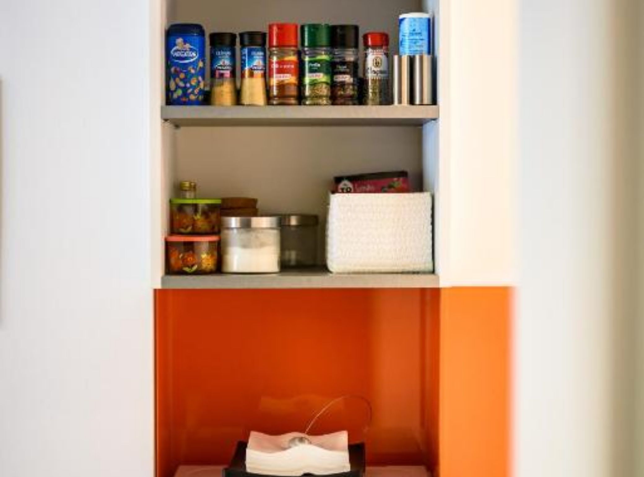 Une étagère de cuisine contenant diverses épices et condiments.