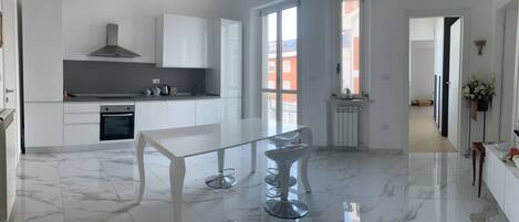 Refrigerador, horno, placa de cocina, lavavajillas