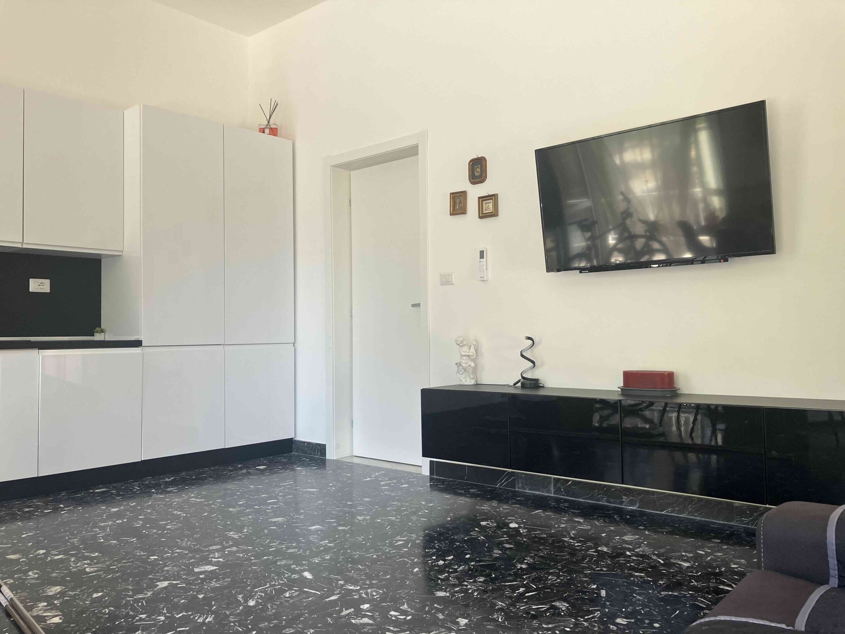 Smart TV, lettore DVD, libri, videoteca