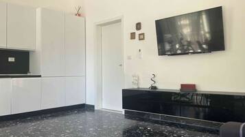 Smart TV, lettore DVD, libri, videoteca