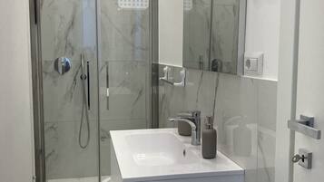 Douche, sĂšche-cheveux, bidet, serviettes fournies
