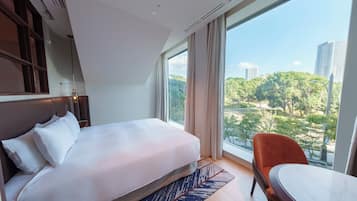 Suite Double with Lounge Access, Non Smoking | Blackout drapes, free WiFi, bed sheets, wheelchair access