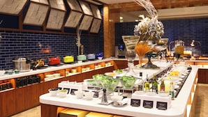 Uma mesa de buffet com diversos alimentos e acompanhamentos.