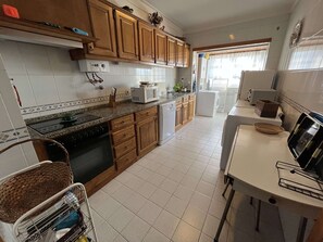 Apartamento | Cozinha privada | Geladeira grande, micro-ondas, fogão, cooktop