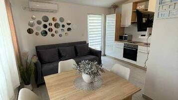 Apartment (Apartments J&M 2- One Bedroom Apartme) | Dining room