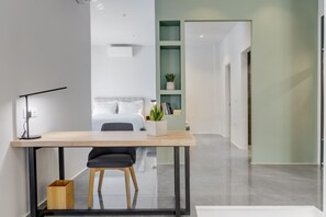 Dobbeltrom – superior, 1 queensize-seng med sovesofa, byutsikt | Allergitestet sengetøy, senger med overmadrass og safe på rommet