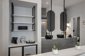 华丽双人房, 1 张大床, 城市景观 | 防过敏的被褥、加厚床垫、客房内保险箱、遮光窗帘