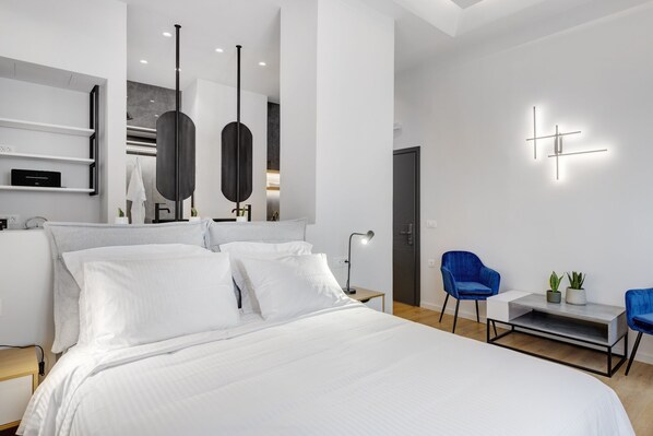 Dobbeltrom – deluxe, 1 queensize-seng, byutsikt | Allergitestet sengetøy, senger med overmadrass og safe på rommet