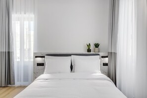 Panoramic-Doppelzimmer, 1 Queen-Bett, eingeschränkter Meerblick | Allergikerbettwaren, Pillowtop-Betten, Zimmersafe, Verdunkelungsvorhänge