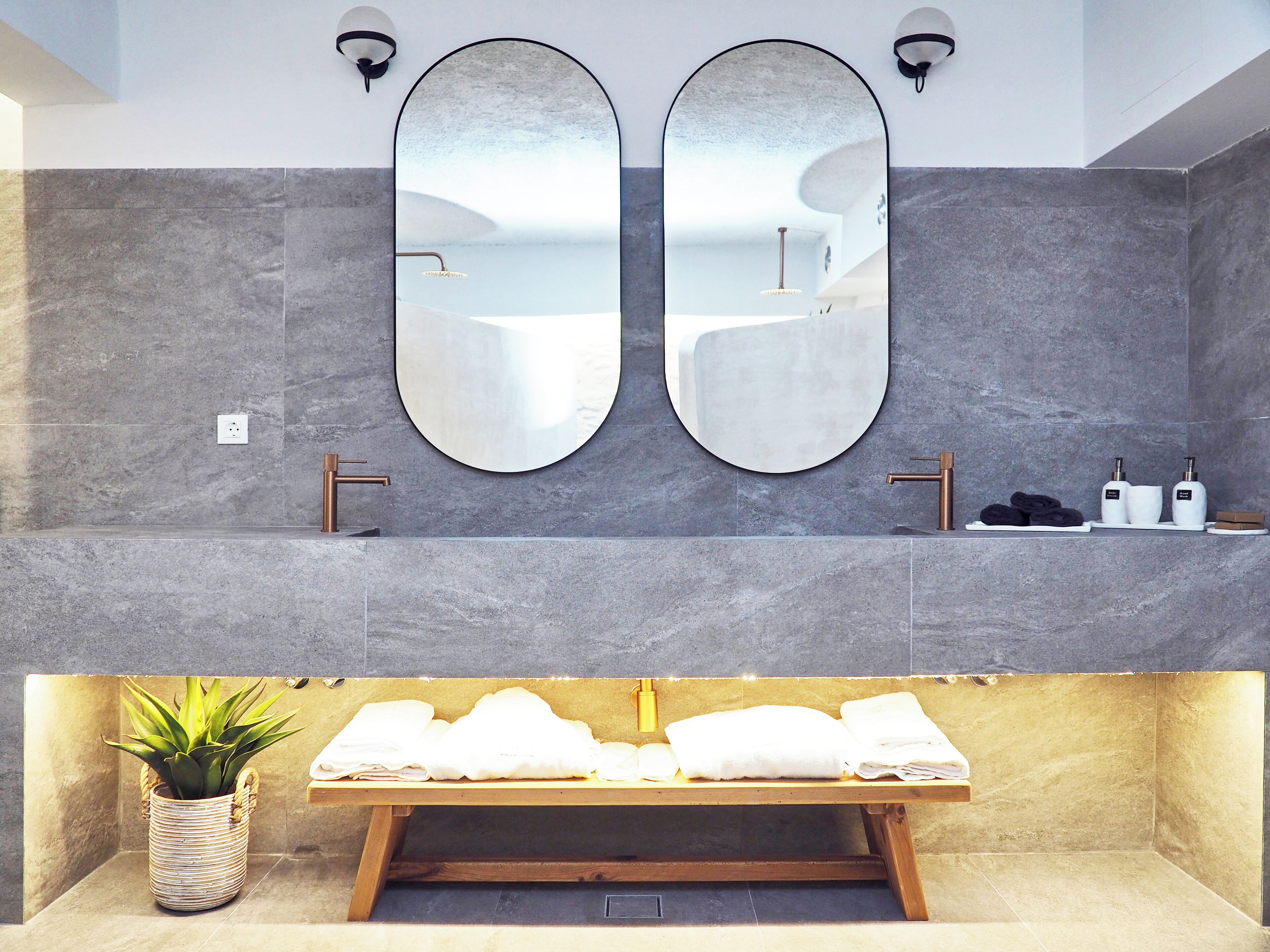 Comfort Apartment | Bathroom | Shower, rainfall showerhead, designer toiletries, hair dryer